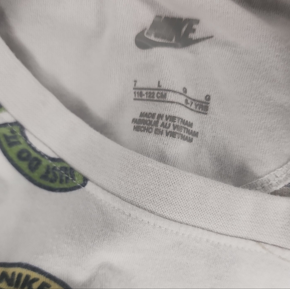 Nike Size 7 White Tee with Graphic Designs and Gray Dri Fit Nike Shorts 6/M - Picture 6 of 6